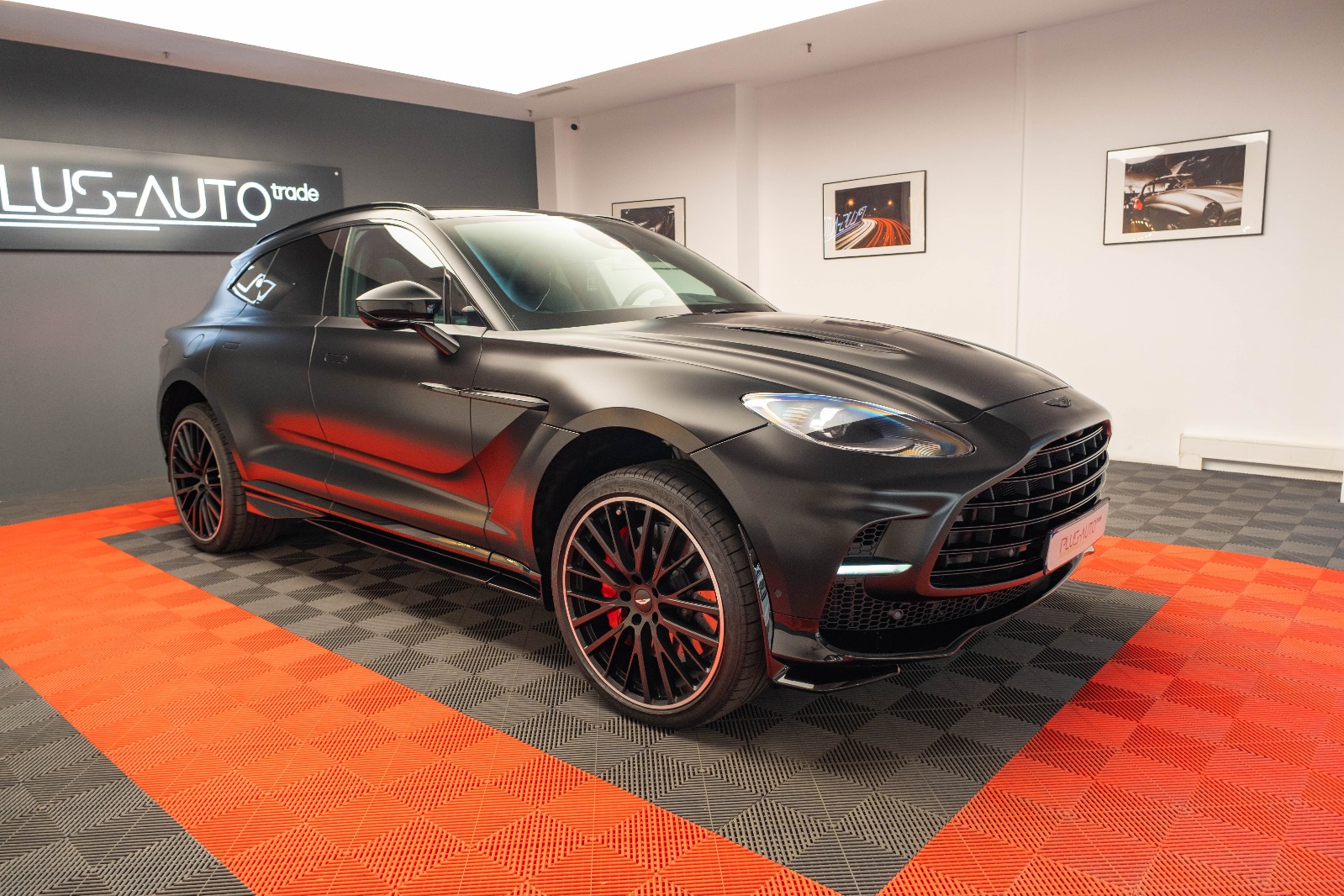 ASTON MARTIN DBX