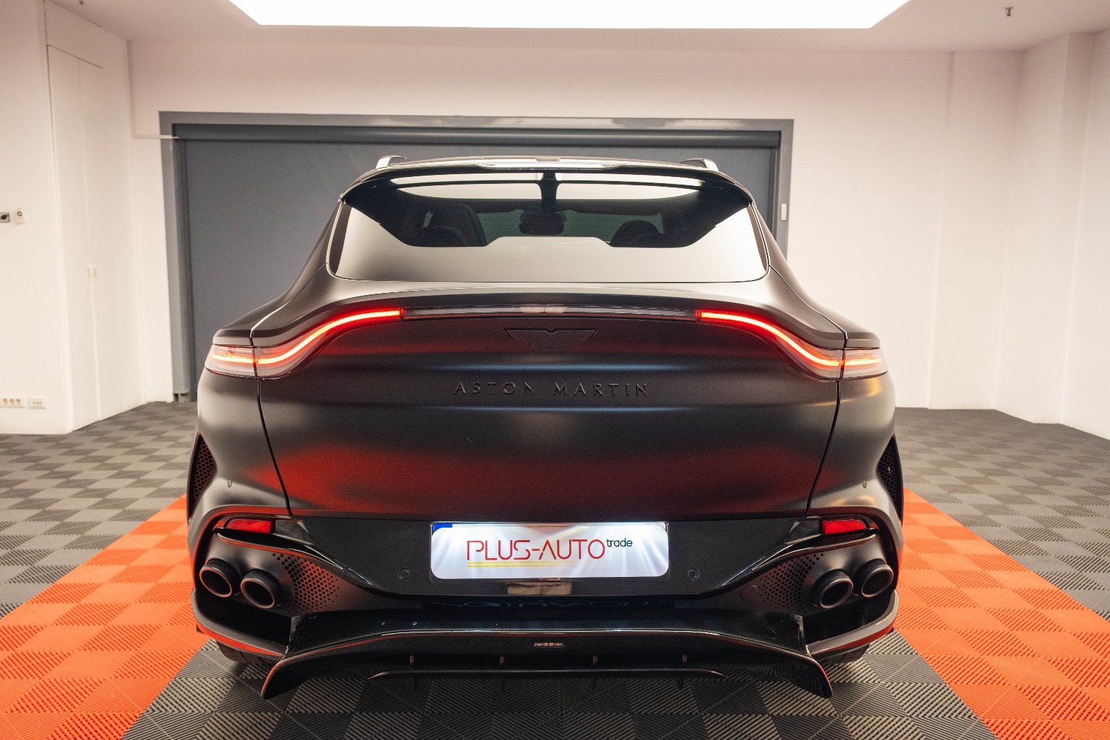 ASTON MARTIN DBX