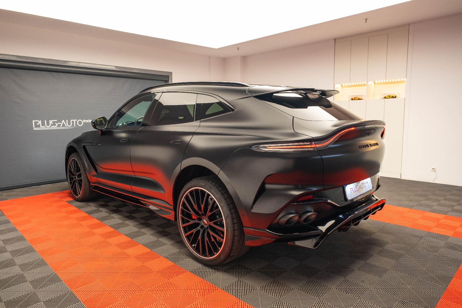 ASTON MARTIN DBX