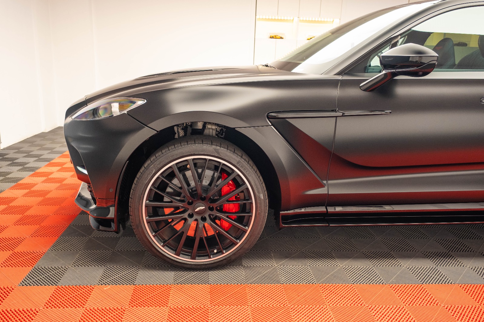 ASTON MARTIN DBX
