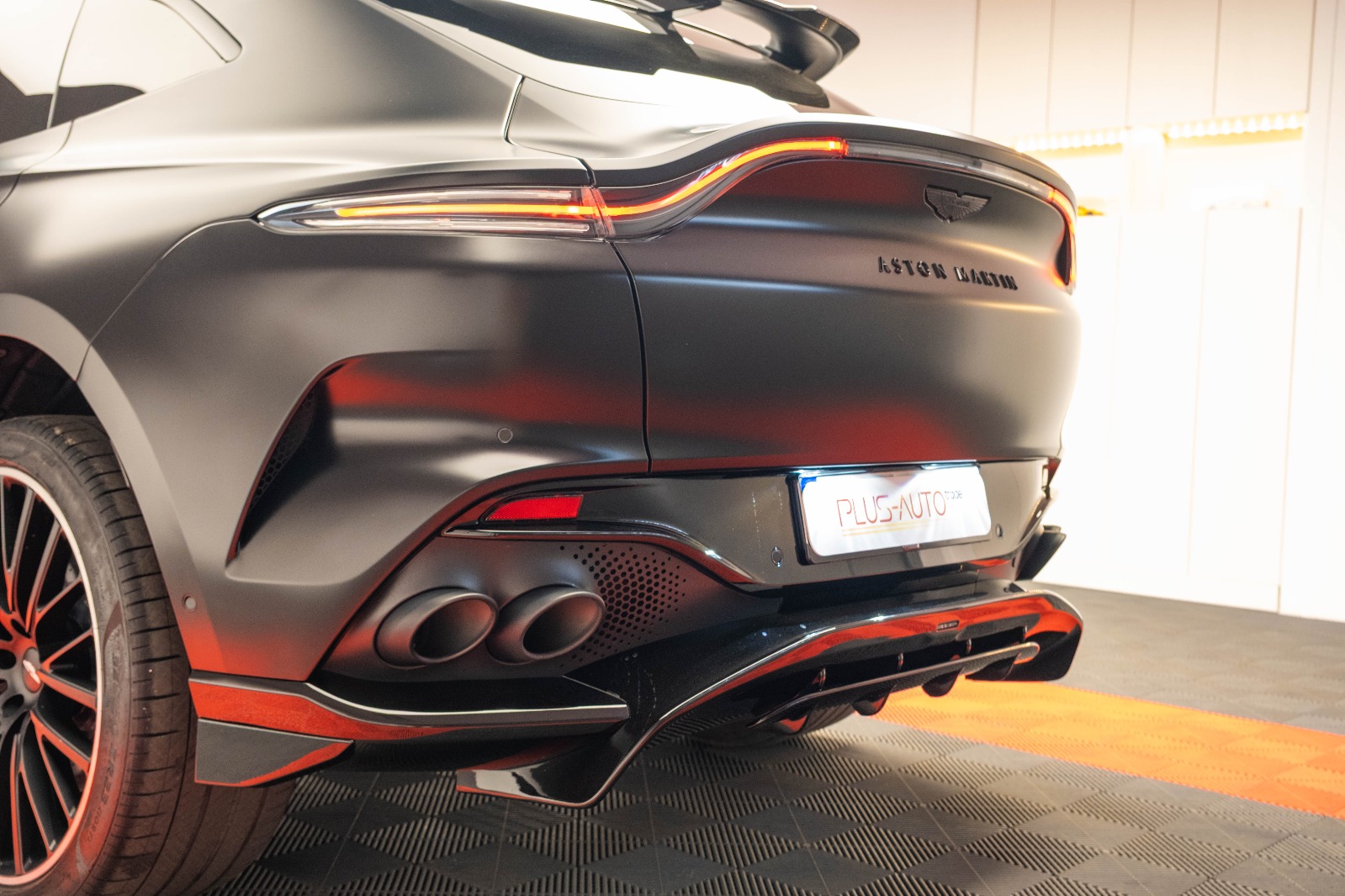 ASTON MARTIN DBX