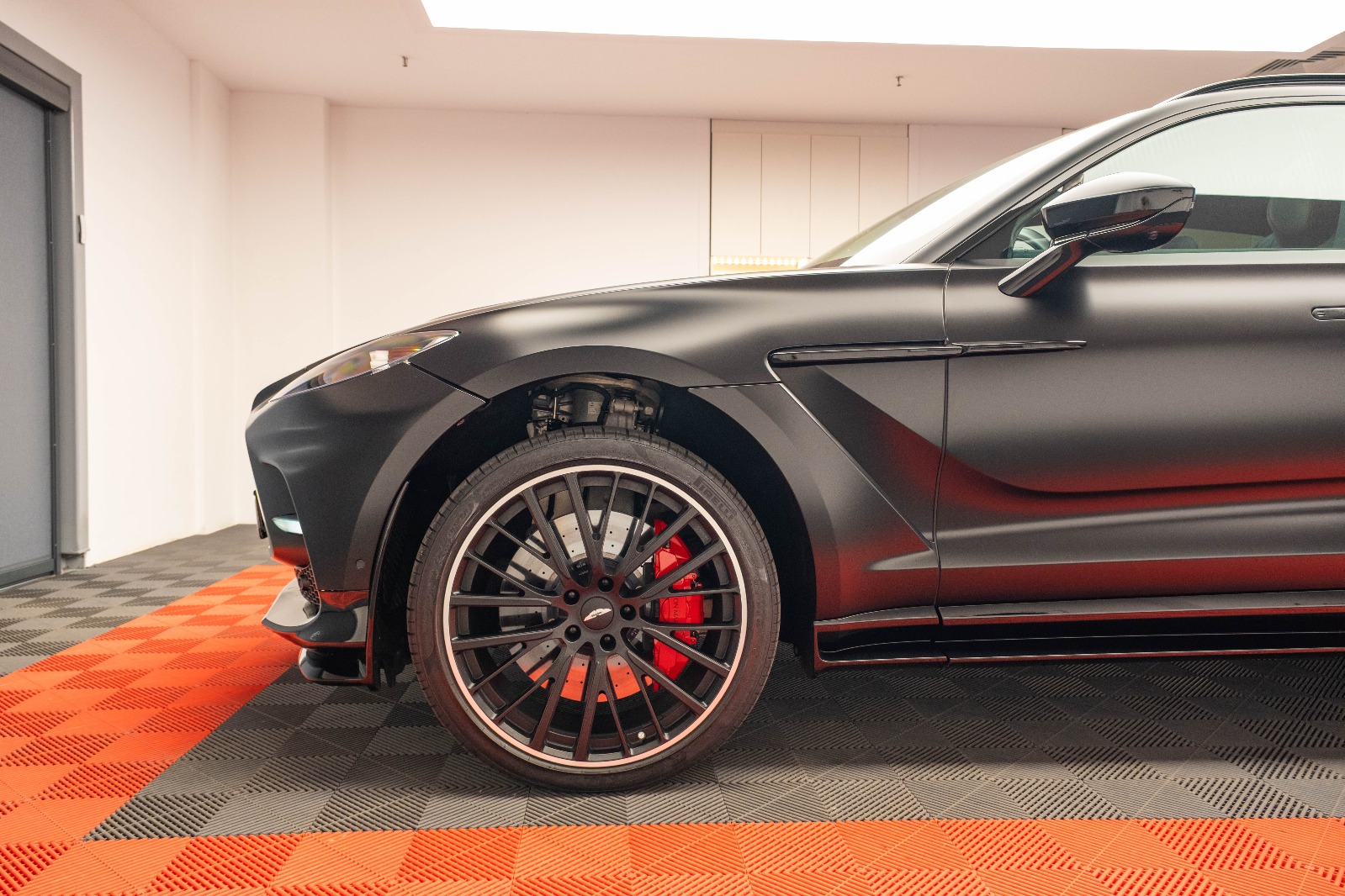 ASTON MARTIN DBX