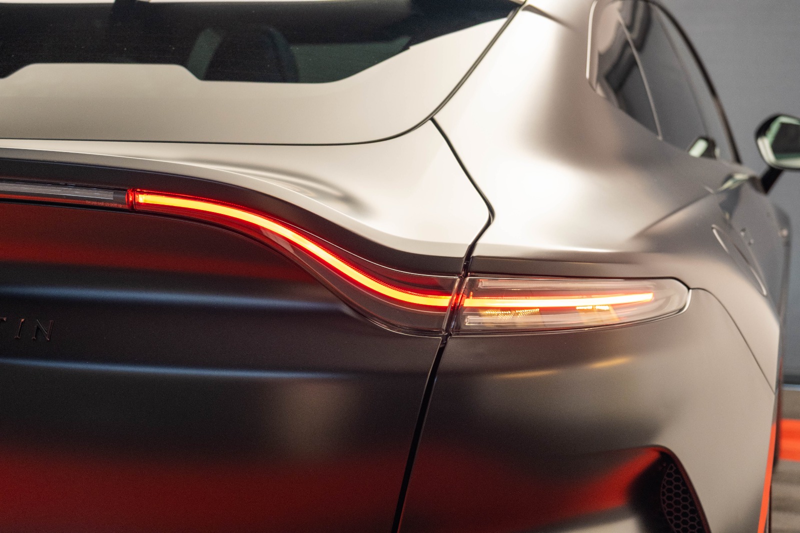 ASTON MARTIN DBX
