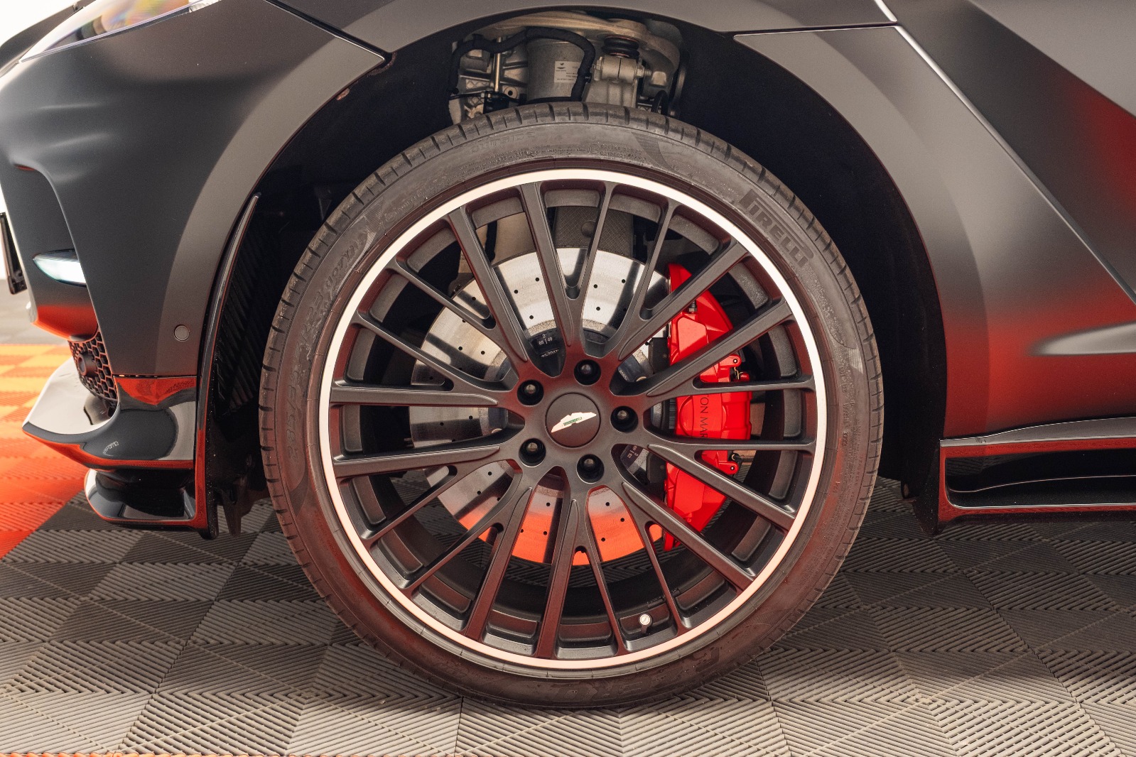 ASTON MARTIN DBX