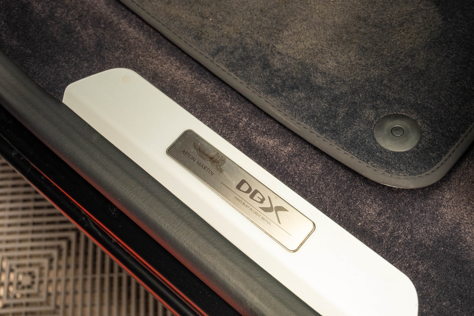 ASTON MARTIN DBX