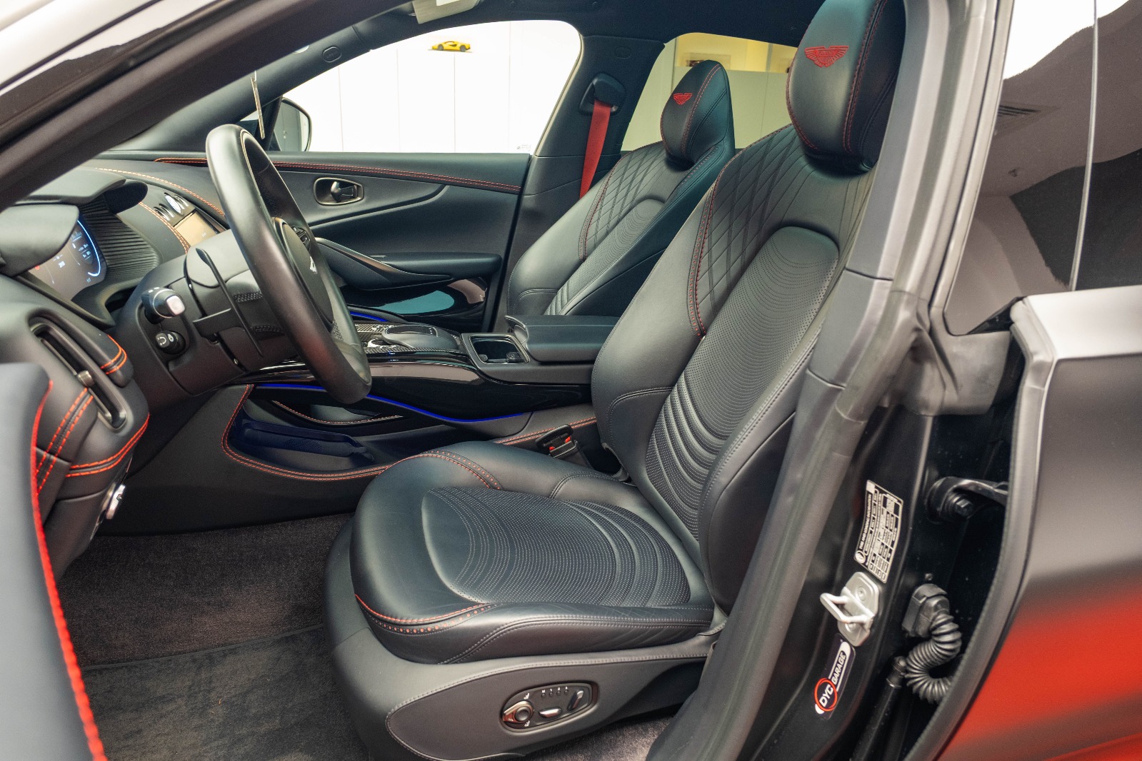 ASTON MARTIN DBX