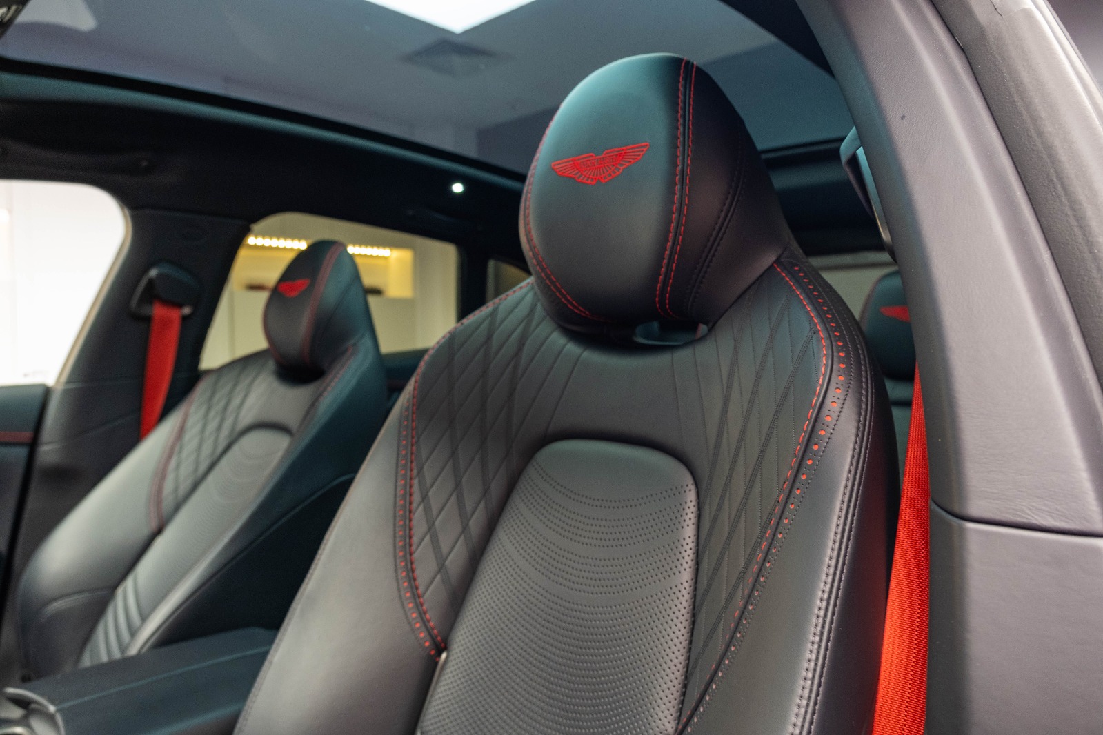 ASTON MARTIN DBX